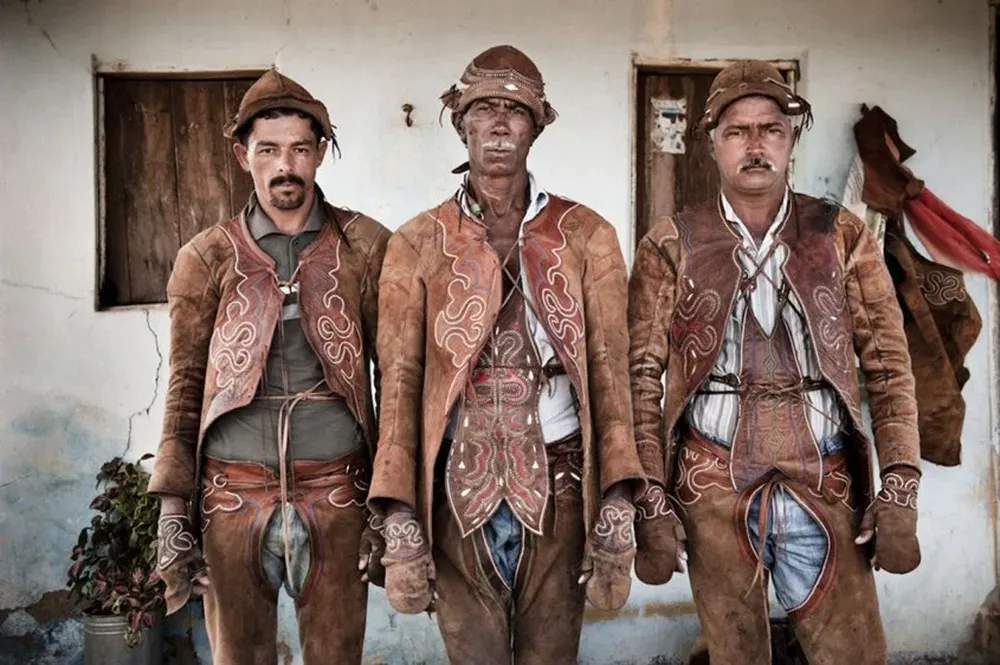 Vaqueiros del Sertao brasileño: el traje de cuero los protege de las espinas de plantas autóctonas