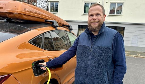 Al igual que un tercio de los automovilistas noruegos, Ståle Fyen conduce ahora un coche eléctrico.