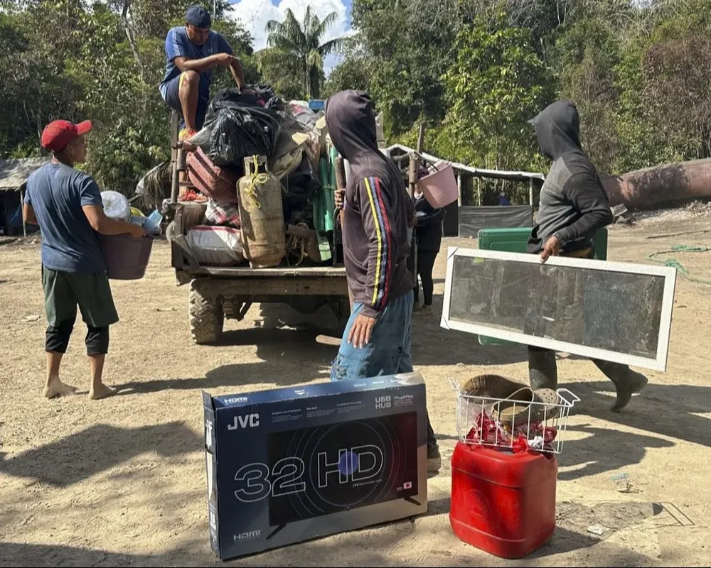 Mineros ilegales abandonan la zona de La Paragua, en el estado de Bolívar.