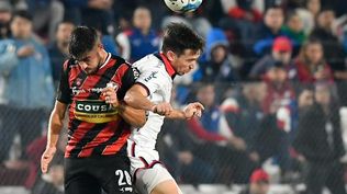Mauricio Pereyra de Nacional ante Facundo Rodríguez de Fénix