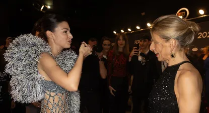 La actriz Úrsula Corberó (i) y la vicepresidenta segunda y ministra de Trabajo y Economía Social, Yolanda Díaz (d), antes de la gala de la XI edición de los Premios Feroz.
