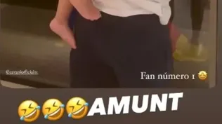 Edinson Cavani con su hijo menor, Silvestre, cantando por Valencia