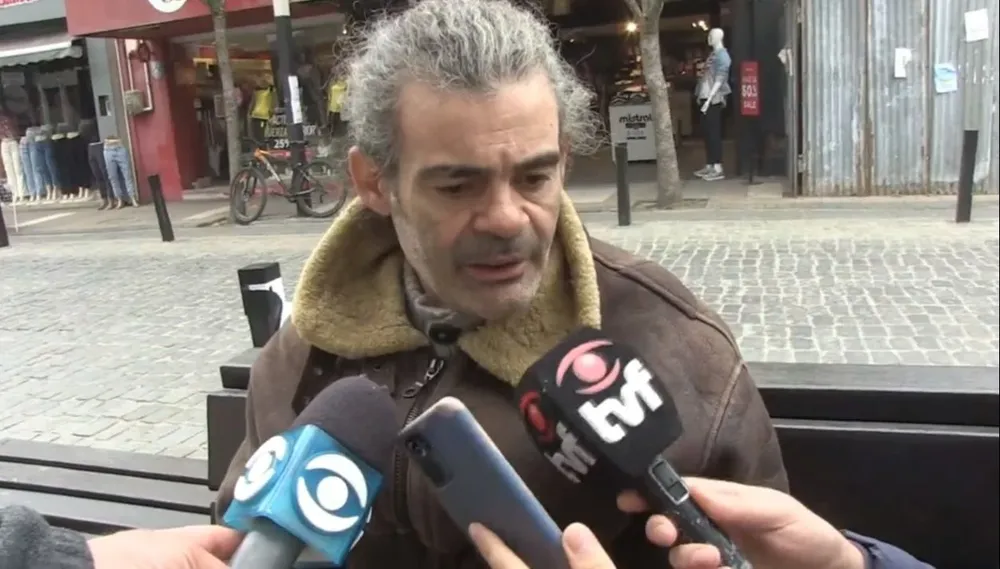 Álvaro Dárdano se encadenó en la puerta de la intendencia