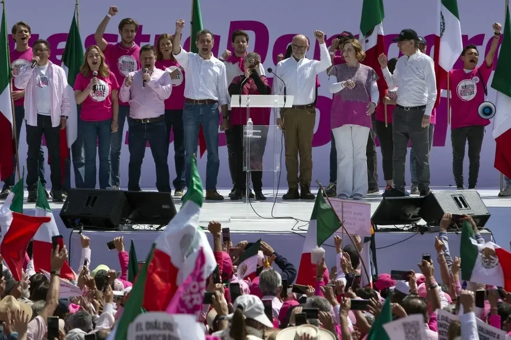 Los opositores de centro derecha al presidente de izquierda Andrés Manuel López Obrador colmaron el Zócalo bajo la consigna “Nuestra democracia no se toca”.