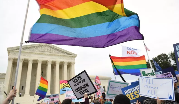 Manifestación a favor de los derechos LGBT+ afuera de la Corte Suprema en Washington, en 2019.