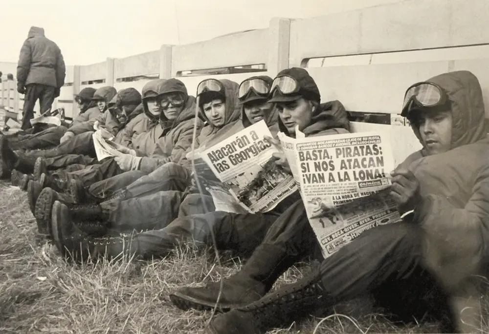 Lejos de mostrarlos con hambre y frío, las imágenes con soldados los muestran fumando, por comer o leyendo