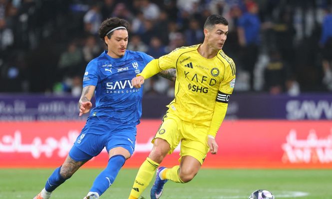 Darwin Núñez de Al-Hilal, persigue a Cristiano Ronaldo, de Al-Nassr por la Saudi Pro League de Arabia Saudita