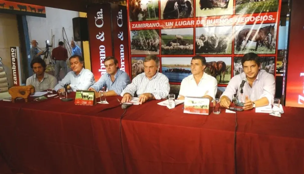 Mario y Agustín Damboriarena con integrantes de Zambrano & Cía y Scotiabank