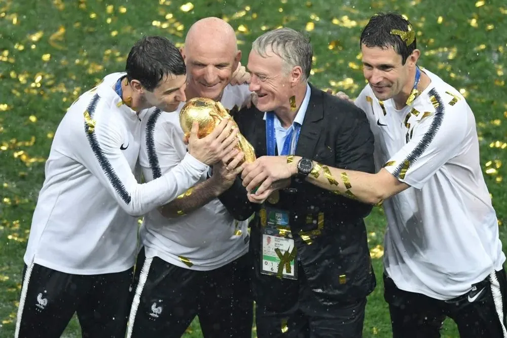 Deschamps y sus asistentes con la copa
