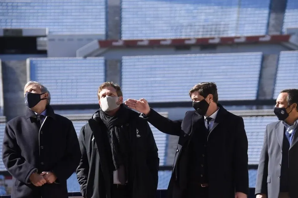 Ignacio Alonso en la presentación del Centenario como sede de las finales de Conmebol en noviembre, junto al secretario nacional del Deporte Sebastián Bauzá y presidente de Conmebol Alejandro Domínguez