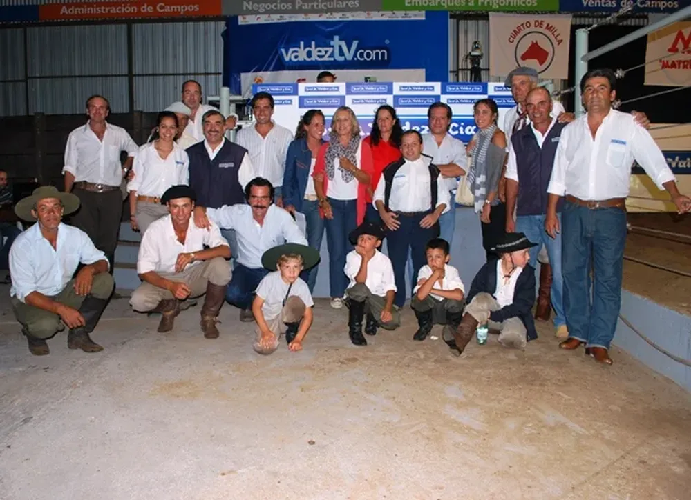 Integrantes de la cabaña con el equipo de Valdez y Cía