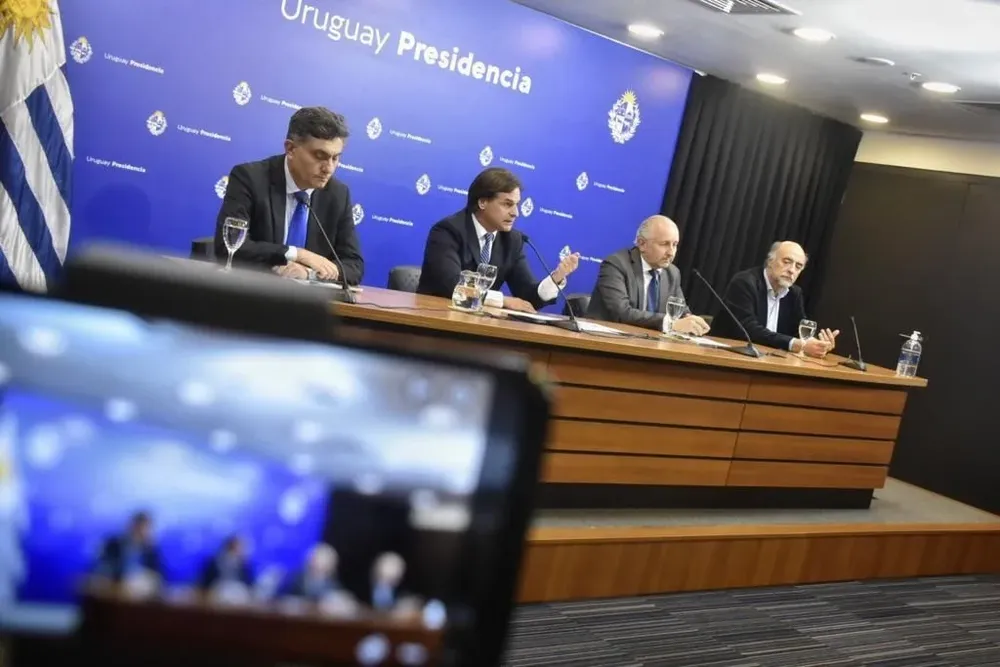 El presidente Lacalle Pou mantiene un grupo de Whatsapp para monitorear el regreso a clases con el ministro Pablo da Silveira y el presidente del Codicen, Robert Silva, desde 2020