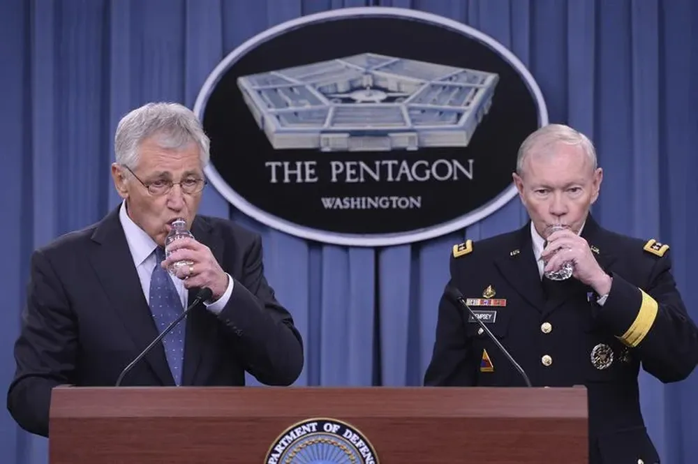 Secretario de Defensa de EEUU., y jefe del Estado Mayor Conjunto, anunciando la reducción de tropas del ejército.