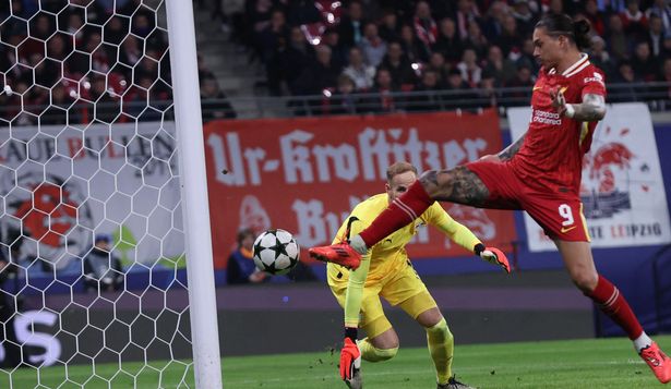 Rio Ferdinand defendió a Darwin Núñez, criticado porque le robó el gol a Mo Salah en la victoria de Liverpool por Champions League
