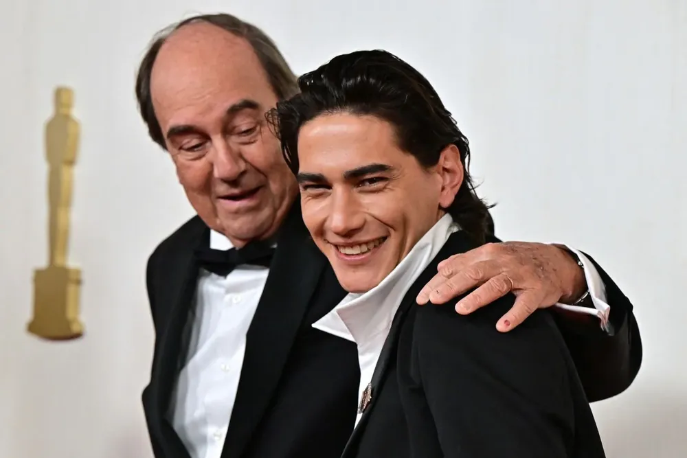 Fernando Parrado junto a Enzo Vogrincic, protagonista de La sociedad de la nieve