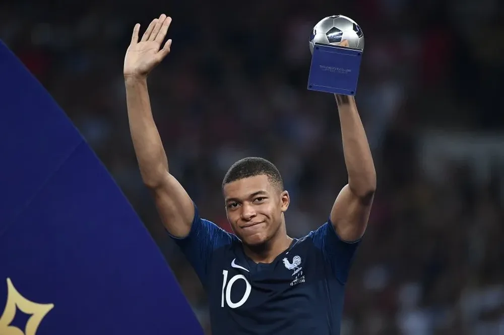 Mbappé con su premio individual al mejor joven de Rusia 2018