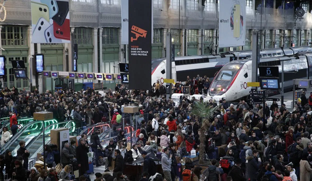 Confusión y alerta en las estaciones de trenes de París.