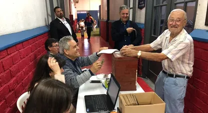 el socio de nacional de 86 anos que vino a votar desde eeuu