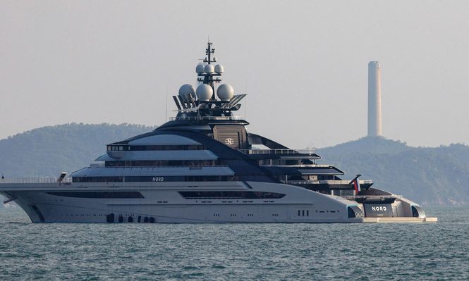 El lujoso yate de múltiples cubiertas, valorado en más de US$500 millones, navegó a través de la vía marítima del Golfo durante el fin de semana.