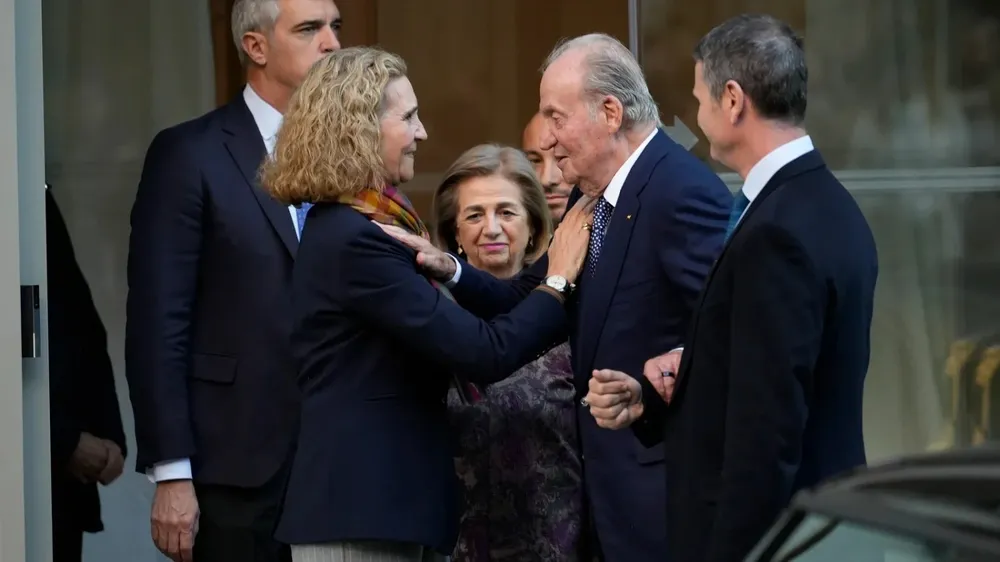 La infanta Elena haciendo la reverencia a su padre, el Rey Juan Carlos