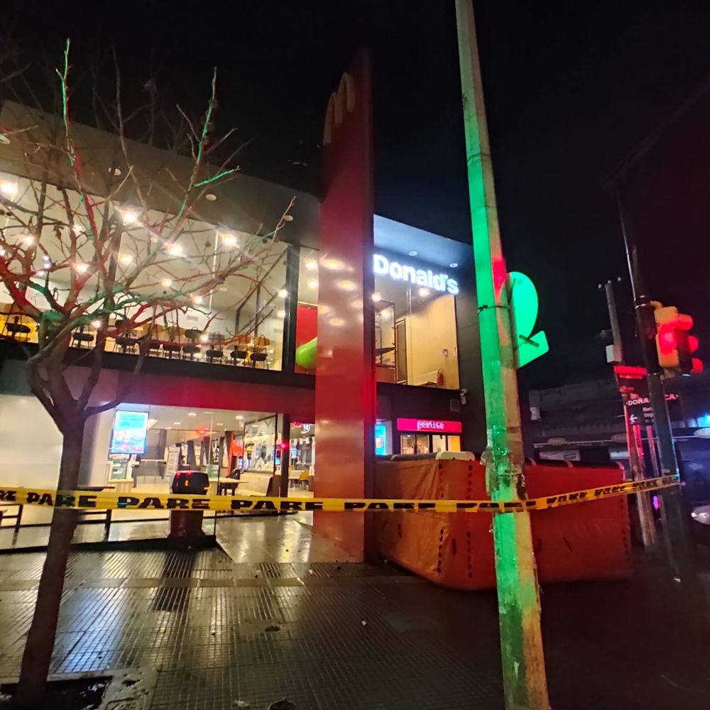 Hombre se subió a la cúspide de un McDonalds en Paso Molino