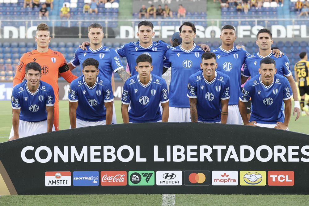 Jugadores de Juventud forman en el partido de la Copa Libertadores ante Guaraní