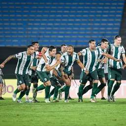 Los jugadores de Racing celebran la clasificación a la fase de grupos de la Copa Sudamericana tras vencer en definición por penales a Wanderers