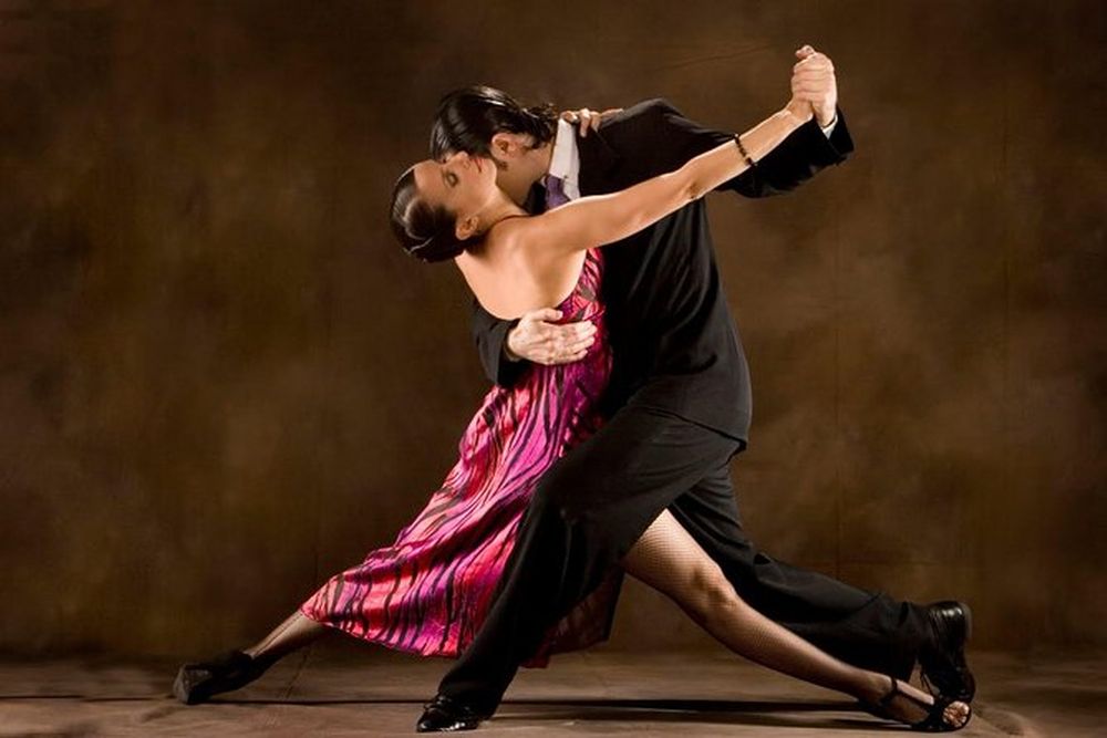 Una imagen de dos bailarines de tango