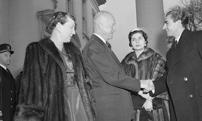 En diciembre de 1954, durante el gobierno de Eisenhower, el sha de Irán y su esposa, la reina Soraya, visitaron la Casa Blanca.