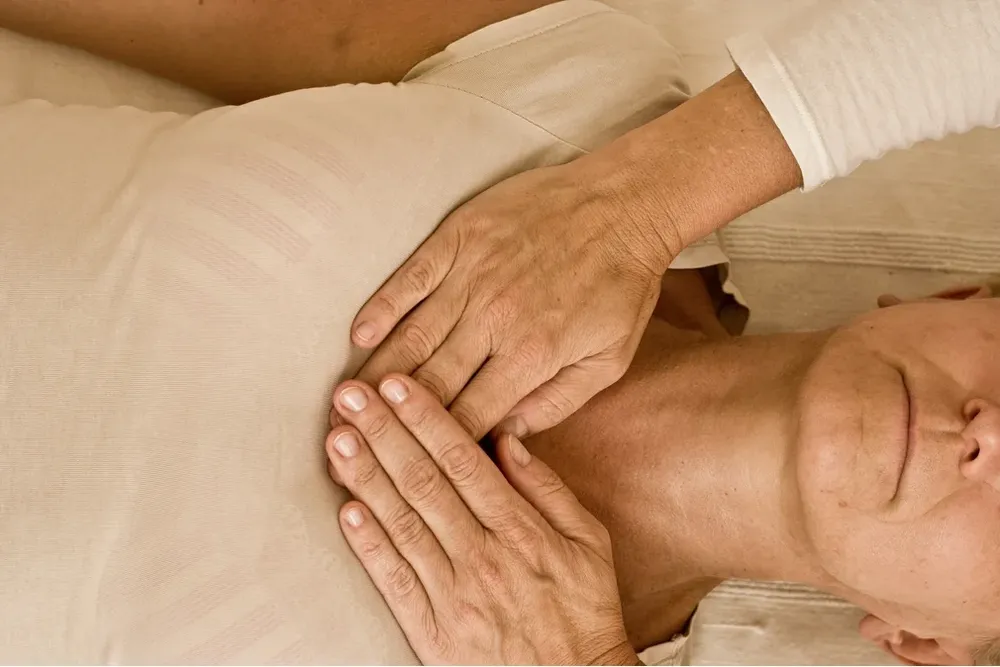 En una sesión de Jin Shin Jyutsu los pacientes reciben ligeros toques en 52 puntos llamados “cerraduras energéticas”