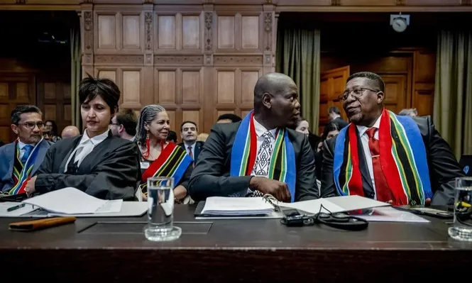 A la derecha, Vusi Madonsela, embajador de Sudáfrica ante la Corte Internacional de Justicia (CIJ), en una audiencia en la sede de La Haya.