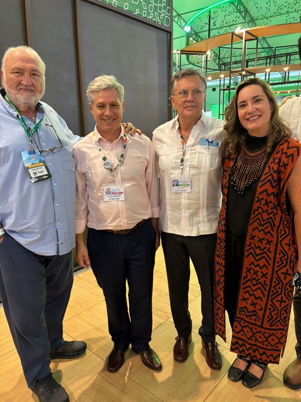 Manuel Otero, director general del IICA, junto a su asesor Jorge Werthein, el ministro de Desarrollo Agrario de Brasil, Paulo Teixeira y la directora de Embrapa Ana Euler.