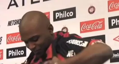 El Observador | Santiago García con la camiseta del Paranaense