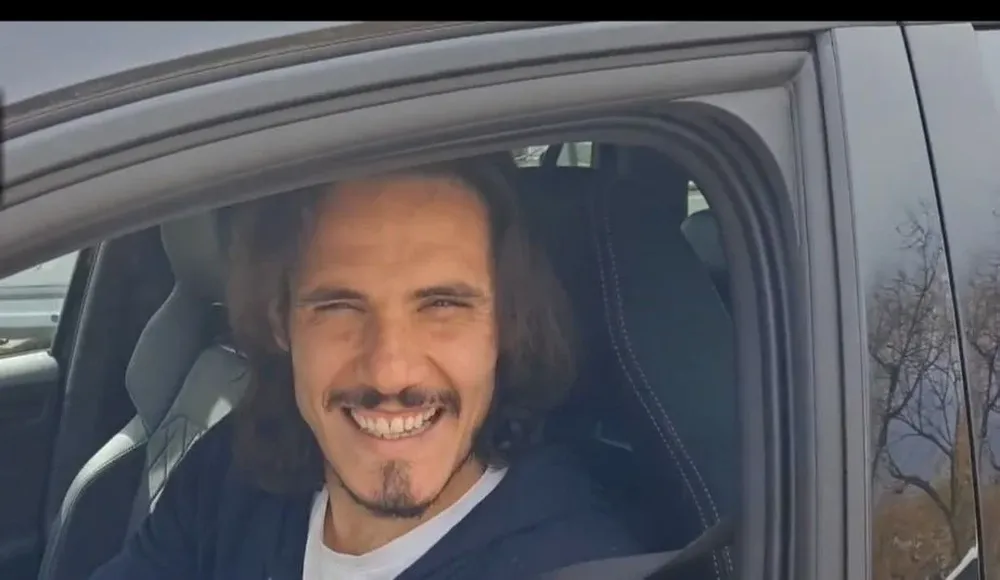 Cavani sonríe al salir del entrenamiento de Valencia