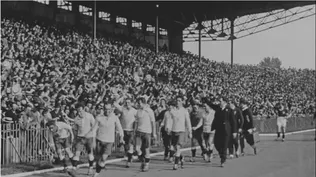 La gente tiraba sombreros a la cancha para saludar a los celestes cuando daban la vuelta olímpica en los Juegos de 1924