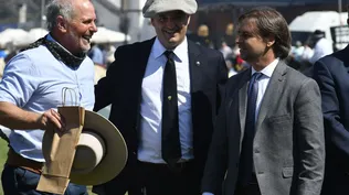 Rafael Ferber y el presidente Luis Lacalle Pou en la premiación a uno de los tropilleros.