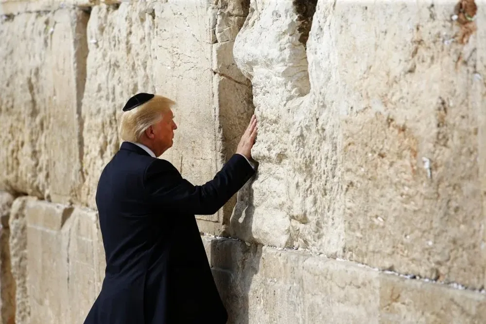 Donald Trump visita el Muro de los Lamentos, el sitio más sagrado donde los judíos pueden orar, en Jerusalén.