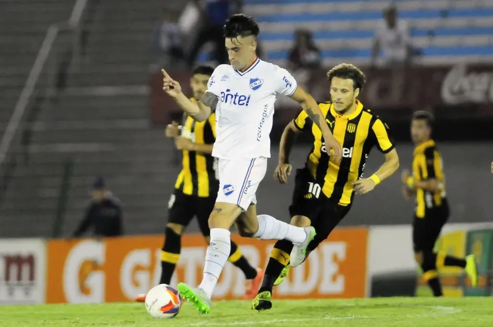 Erick Cabaco imperial, Diego Forlán desapercibido