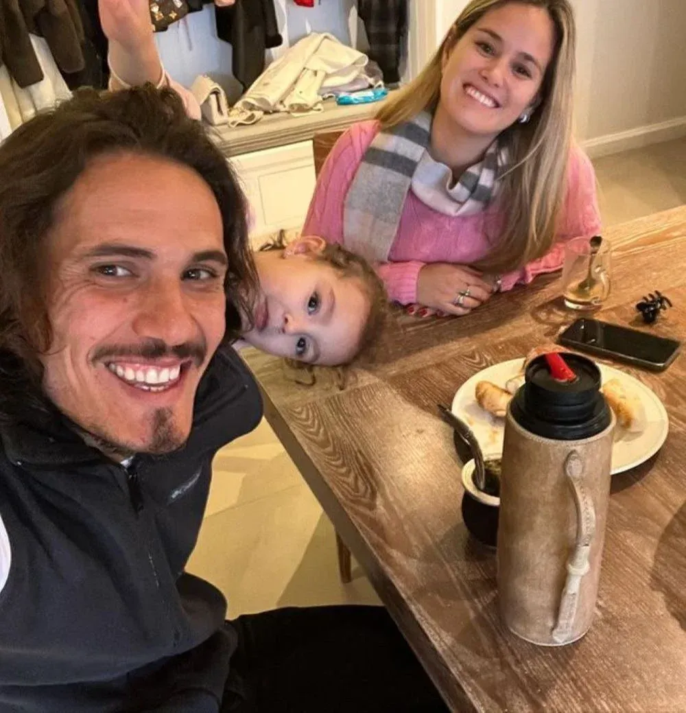 Edinson Cavani, su pareja Jocelyn y su hija India