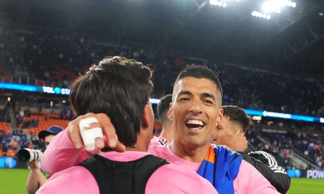 Luis Suárez y Telasco Segovia tras el triunfo 4-0 ante Cincinatti