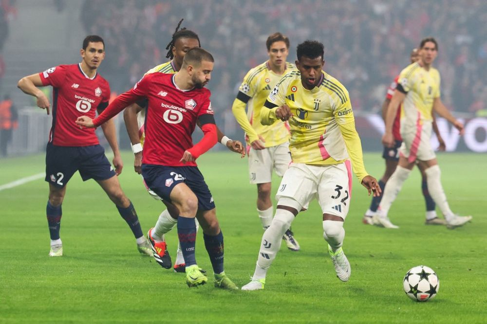 Juan David Cabal con la 32 de la Juventus