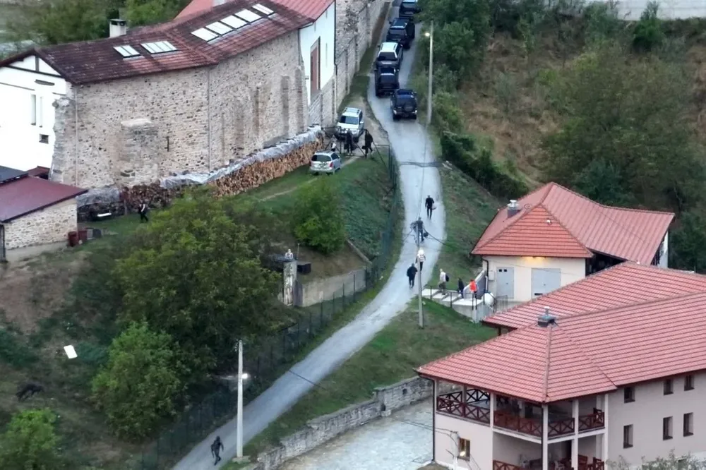 La policía kosovar evacúa residentes de las zonas que rodean el monasterio donde estaban atrincherados los hombres armados.