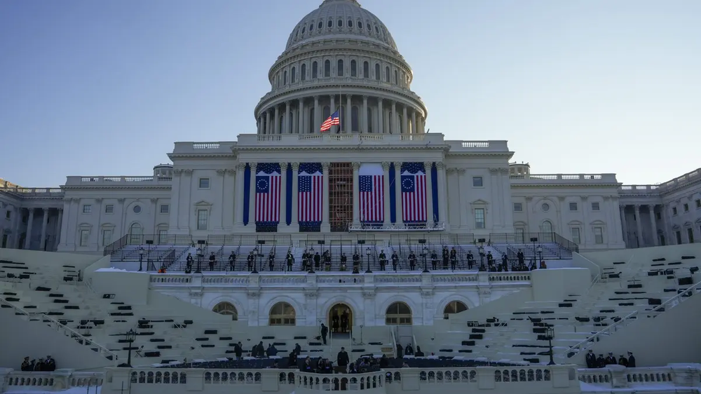 La gente toma asiento mientras comienza un ensayo antes de la próxima toma de posesión del presidente electo Donald Trump. 