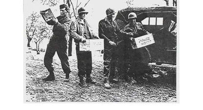En los años 1940 Coca-Cola transmitió el mensaje de que podía llegar a cada uno de los soldados estadounidenses participantes en la Segunda Guerra Mundial.