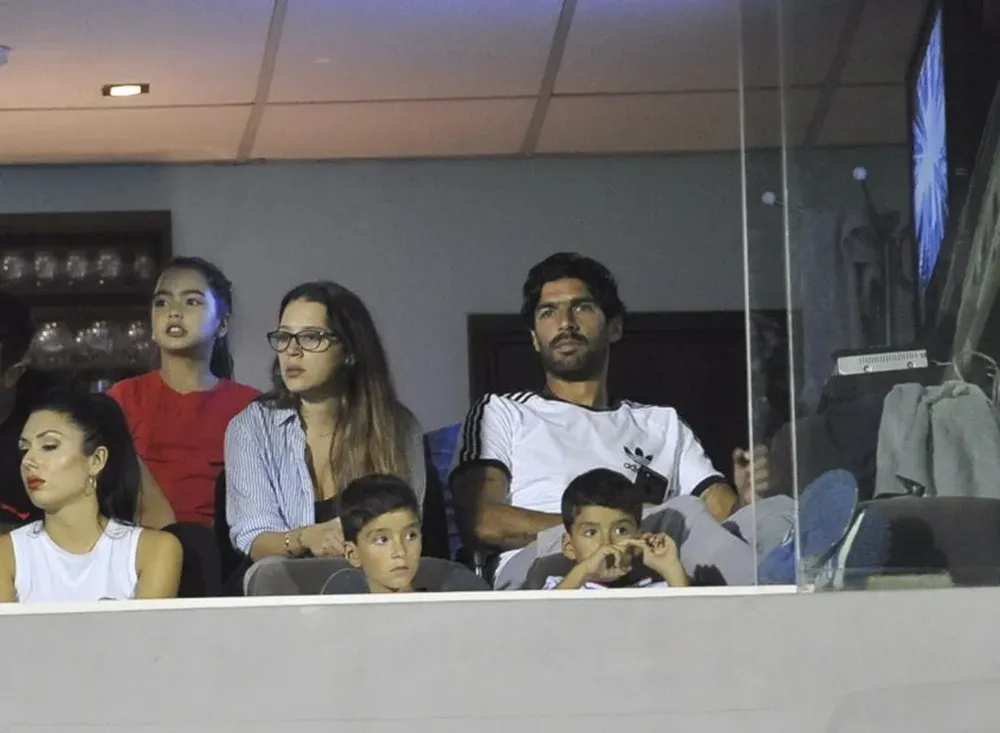 Sebastián Abreu, que jugará en Central Español en la segunda división, en la temporada 2017, estuvo en el estadio Centenario para ver el triunfo de Nacional, 2-1 ante Wanderers.