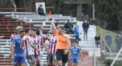 Diego Riveiro le muestra la tarjeta roja a Bergessio por su falta al final del partido