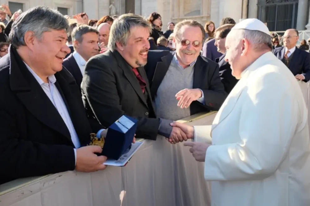 El dirigente de COFE Pablo Cabrera con el papa Francisco.
