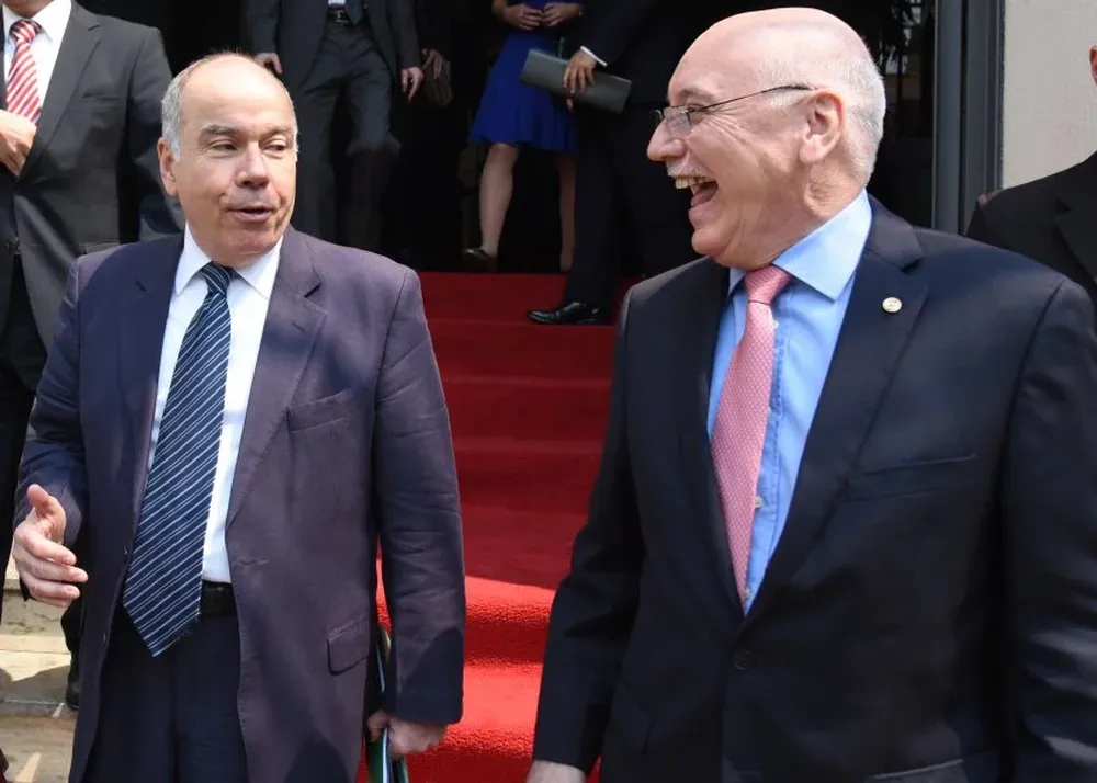 Los cancilleres de Paraguay,Eladio Loizaga (D) y de Brasil, Mauro Vieira(I), este miércoles en Asunción