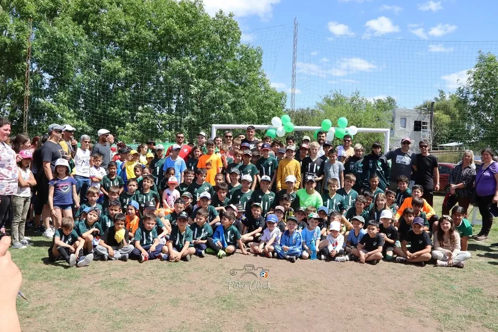 Sergio Rochet con los niños de Deportivo Juvenil, el club en el que hizo baby fútbol en Nueva Palmira