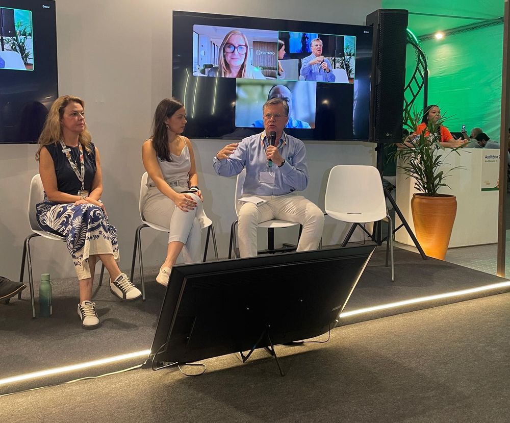 IICA - La líder de Asociaciones Globales / Plataforma de Múltiples Partes Interesadas de Bayer, Gabriela Burian; la agricultora brasileña Ana Carolina Zimmerman; y el Director General del IICA, Manuel Otero, en el debate donde se coincidió en que es necesario mejorar la financiación y confianza de todos los actores en la agricultura regenerativa.